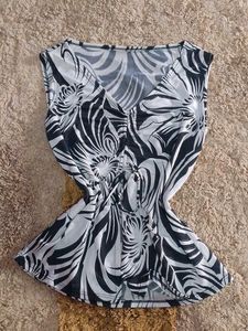 Chic Black & White Leaf Print Top