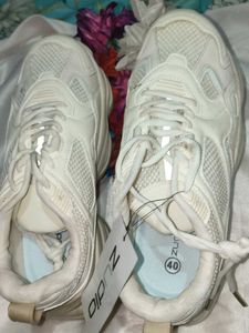Zudio White Sneakers