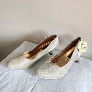 🆕 Sparkly Gold Heels with Flower Accent