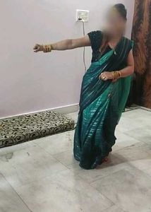 Beautiful 2 colour saree in discount