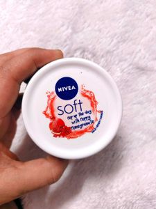 NIVEA Soft Light Moisturizer 100ml | Peppy Pomegra