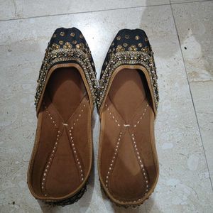 Embellished Black Juttis/Mojaris