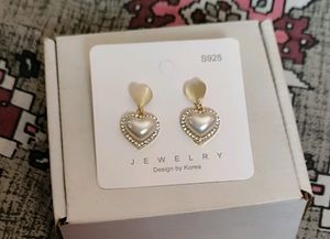 Classy Korean Pearl Drop Earrings.
