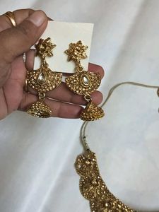 Exquisite Gold-Tone Necklace &amp; Earring Set