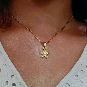 Sparkling Gold Flower Pendant Necklace