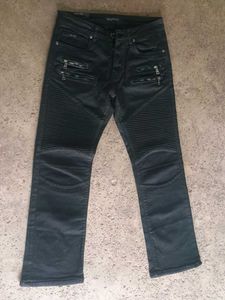 zipper  jeans.