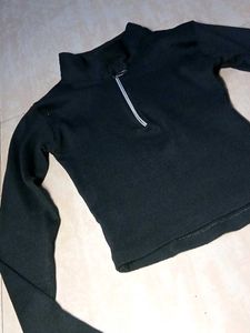 Black Zip-Up Cropped Top fitted