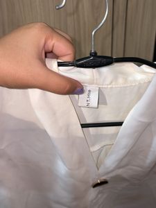 Chic White Sleeveless Blouse