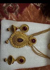 Exquisite Gold-Tone Indian Jewelry Set with Red St