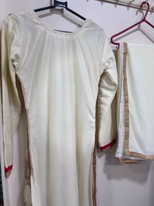 Elegant White Kurta Set with Intricate Embellishme