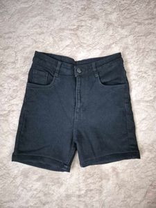 black denim shorts ♡‧₊˚*