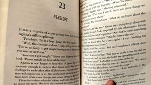 ✨ Original paperback copy Carry On-Rainbow Rowell