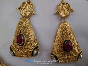 Traditional Gold Necklace With Earrings