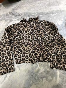 Chic Leopard Print Cropped Shirt