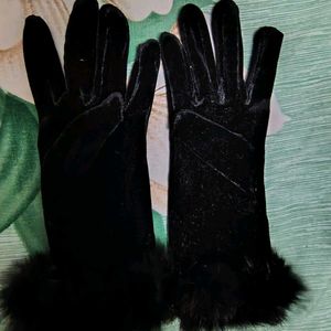 Elegant Black Velvet Gloves with Fur Trim