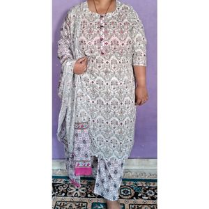 White Floral Kurta Set With Dupatta And Pant