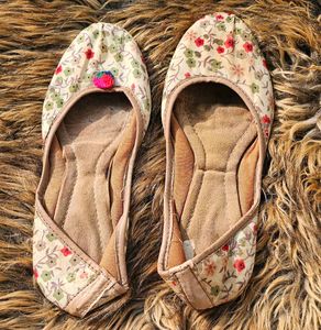 Floral Print Jutti