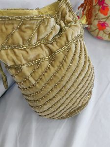 A SET OF 2 POTLIS