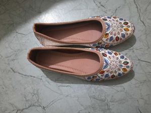 Floral Embroidered Jutti Flats