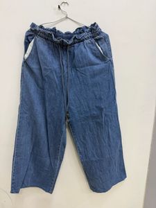 woman elastic jeans