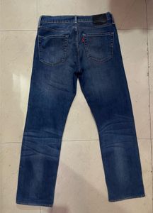 Levis Straight Fit Jeans