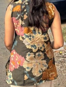 Unique Floral Print Sleeveless Kurta