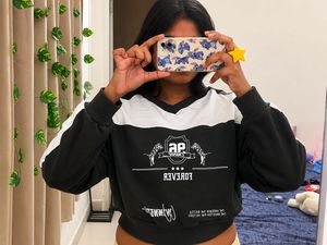 Cute Cropped Sweatshirt with Graphic Print