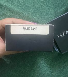 HUDA BEAUTY Easy Bake Loose Baking &amp; Setting Powde