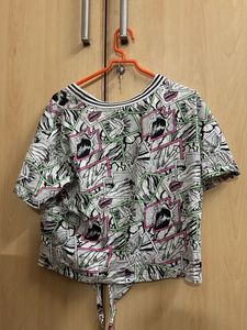 Graphic Print Cropped V-Neck Top