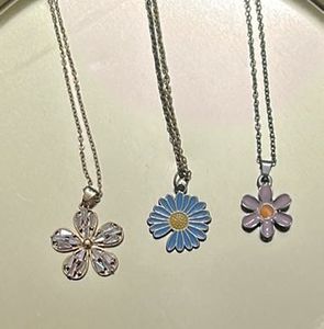 Charming Flower Pendant Necklaces Set