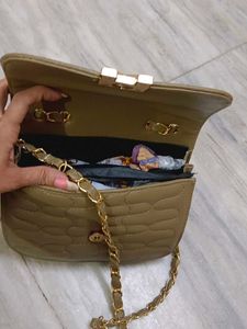 Chic Quilted Handbag with Gold Chain