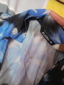 Blue floral print top