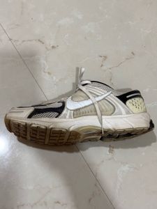 NIKE Vomero Zoom 5 Off White