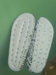 Trendy White Print Slides