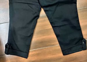 High-Waisted Black Cropped Pants with Belt