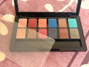Lakme Absolute Spotlight Eyeshadow Palette