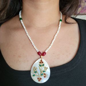 Mother of pearl jewellery set