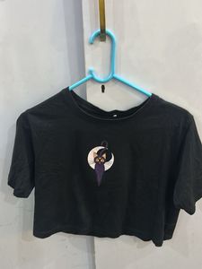 Black Cropped T-Shirt with Cute Cat Graphic