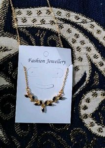 Elegant Leaf Design Necklace