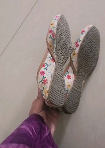 Floral Print Juttis/Mojaris