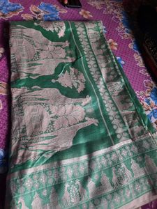 Elegant Green Silk Saree with Intricate Weaving
