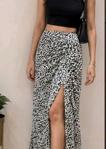 new with tag,animal print skirt