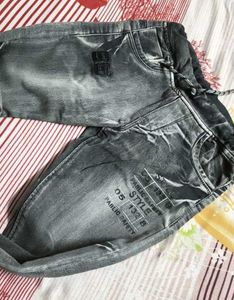 Stylish Gray Jeans with tshirt