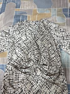Abstract Print Twist Front Top