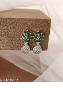Unused Beautiful Green &amp; Silver drop Earrings