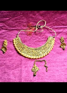Elegant Gold toned Jewelry Set