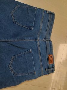 bootcut/ bellbottom flattering jeans