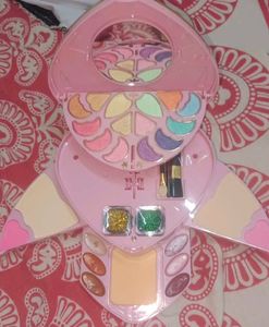 Sweetheart Makeup Kit - Heart Shape