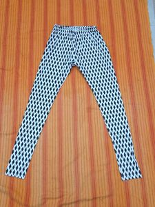 Stylish Black & White Diamond Print Leggings