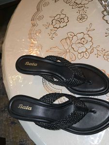 BATA BLACK FLAT HEEL SANDLES